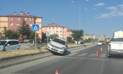 Tatvan'da kontrolden çıkan otomobil karşı şeride geçti