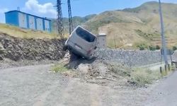 Bitlis’te direksiyon hakimiyetini kaybeden sürücü yoldan çıktı