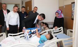 Başkan Tanğlay, sünnet olan çocukları hastanede ziyaret etti