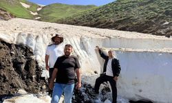 3 bin 300 rakımlı mezra yolunda berivanlar için kar mesaisi