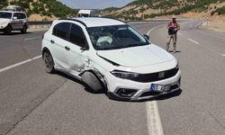 Bingöl'de kontrolden çıkan otomobil bariyerlere çarptı: 4 yaralı