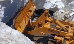 Bingöl'de yazın ortasında kar mesaisi