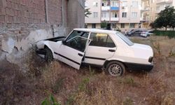 Duvara çarpan otomobilin sürücüsü olay yerini terk etti