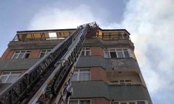 Elazığ'da apartman çatısında çıkan yangın korkuttu