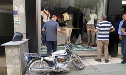 Elazığ'da kaza: Motosiklet mağazaya daldı