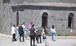 Ermenistanlı gazeteciler Kars'ı doyasıya gezdi