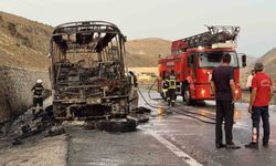 Erzincan-Sivas karayolunda yolcu otobüsü alev aldı