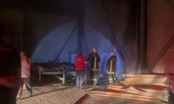 Erzincan'da kereste dükkânında yangın büyümeden söndürüldü
