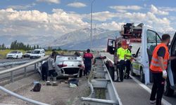 Erzincan'da otomobil ters döndü, sürücü yara almadı