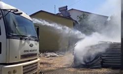 İstiflenen plastik pencereler alevlere teslim oldu