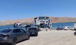 Keban Baraj Gölünde yakıtı biten feribot iskeleye çekildi