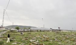 Köy çocukları uçurtmalarla gökyüzünü renklendirdi
