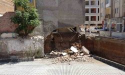 Malatya'da göçük sonrası mühürlenen apartmandan kopan parçalar korkuttu