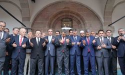 Restorasyonu tamamlanan Tarihi Fetih Camii kapılarını yeniden açtı