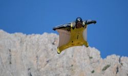 Wingsuit sporcuları Karanlık Kanyon'u renklendirdi