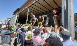 Ahlat’ta 30 ton karpuz ücretsiz dağıtıldı