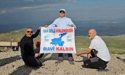 Süphan Dağı’na tırmanan aktivistlerden Van Gölü için çağrı