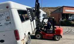 Tatvan'da hurdaya ayrılan minibüs ilginç görüntü oluşturdu