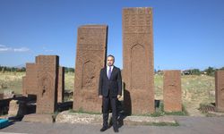 Bakan Yardımcısı Demiralp, Ahlat Selçuklu Meydan Mezarlığı’nı ziyaret etti