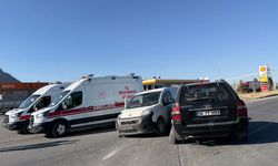 Tatvan'da akaryakıt istasyonuna dönüş yapan araç kazaya karıştı