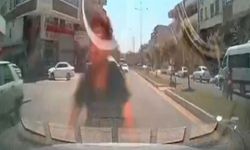 Otomobile arkadan çarpıp havada taklalar attılar: 1’i ağır 2 yaralı