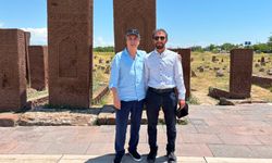Ünlü Oyuncu Necati Şaşmaz, Selçuklu Meydan Mezarlığı'nı ziyaret etti