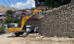 Bitlis Belediyesi Fen İşleri ekipleri duvar onarım çalışmalarını sürdürüyor