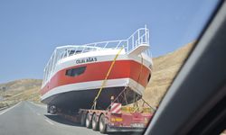 Karayoluyla taşınan devasa yat görenleri hayrete düşürdü