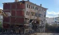 İş makinesi dokundu, 5 katlı bina saniyeler içinde yıkıldı