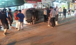 Tatvan'da otomobil orta bariyere çarparak yan yattı