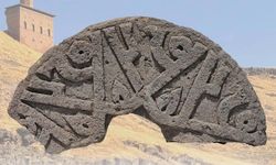6 kez Hz. Muhammed ismi yer alıyor: Selçuklu taşı Ahlat’ta