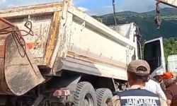 Asfalt yüklü kamyon yola devrildi: Ardahan-Posof karayolunda ulaşım durdu