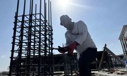 Bingöl'de inşaat işçileri sıcak havaya rağmen iş başında