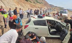 Bingöl'de sürücüsünün kontrolünü kaybettiği otomobil yoldan çıktı: 3 yaralı