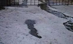 Dakikalar içerisinde dolu yağışı etrafı beyaza bürüdü