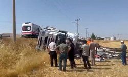 Elazığ'da kamyon yan yattı, olası facia son anda önlendi