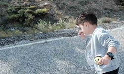 Erzincan'da minik çocuk ilk kez gördüğü yılana şaşkınlıkla baktı