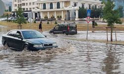 Erzurum'da 10 dakikalık yağış sürücülere zor anlar yaşattı