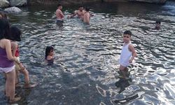 Hakkari'de sıcaktan bunalan vatandaşlar Otluca köyüne akın etti