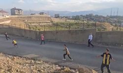 Kaymakam Hülür, sokakta top koşturan çocukların oyununa ortak oldu