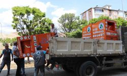 Oltu'nun her köşesine giysi kumbaraları