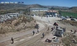 Traktörü kalabalığın üzerine sürdüğü anlar kamerada