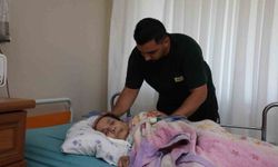 Tunceli'de fedakârlık örneği: 3 yıldır annesinin başından bir an olsun ayrılmıyor