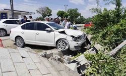 Van'da otomobil duvara çarptı: 2 yaralı