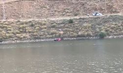 Yüksekova'da otomobil baraja düştü