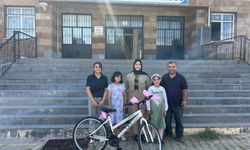 Ahlat'ta LGS birincisi öğrenciye bisiklet hediyesi