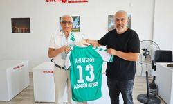 Ahlat Spor’dan AHLATISDER Başkanı Adnan Ayber’e forma jesti