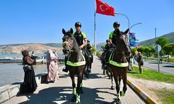 Atlı polis birlikleri Bitlis sokaklarında