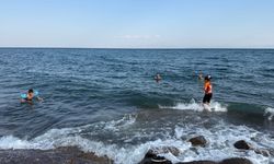 Ahlat’ta vatandaşlar dalgalı Van Gölü’nde serinledi