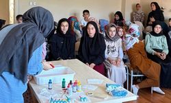 Kur'an kursu öğrencileri ebru sanatıyla buluştu
